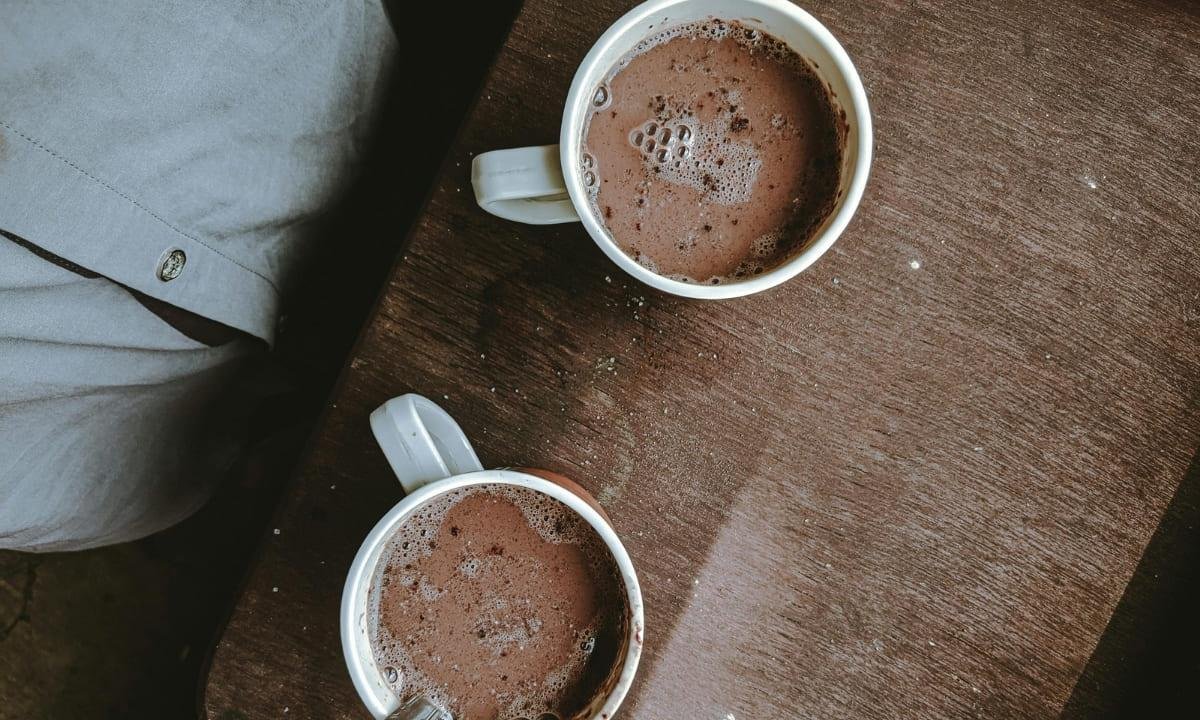 Chocolate quente cremoso aquece dias frios e momentos especiais