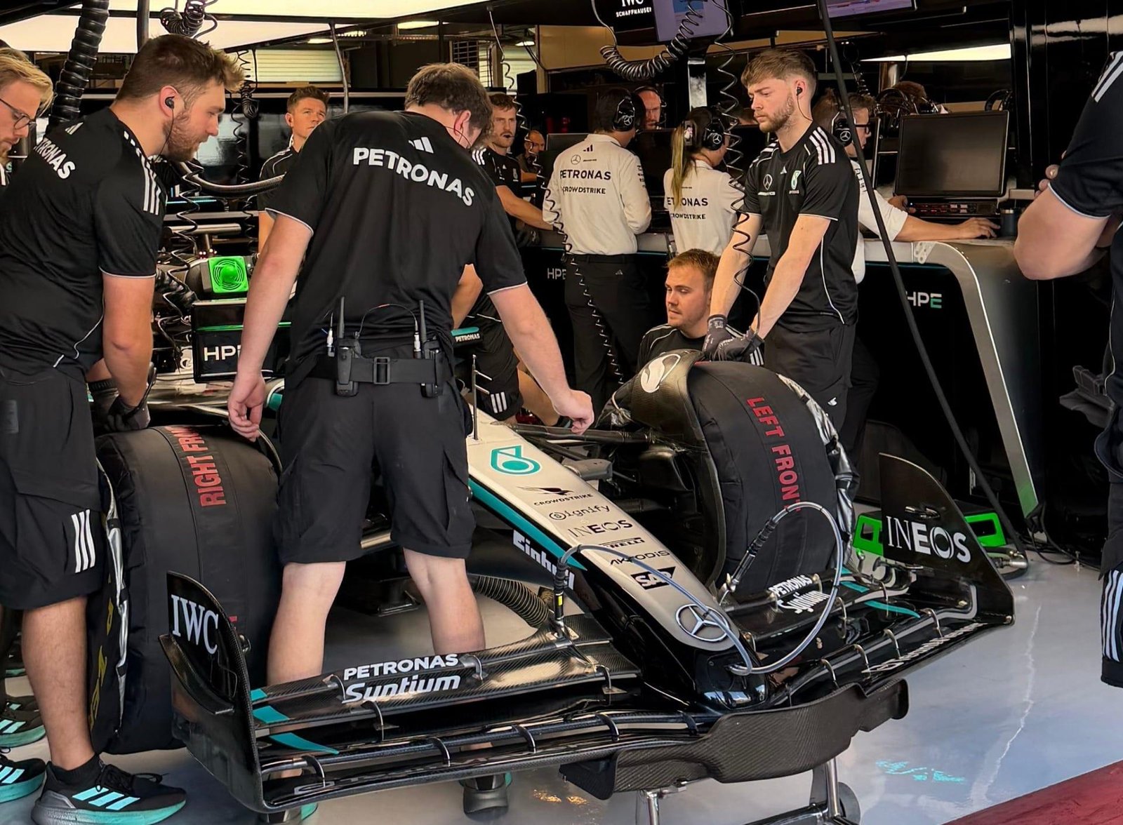 Mercedes usa asa dianteira "improvisada" durante testes da F1 em Abu Dhabi
