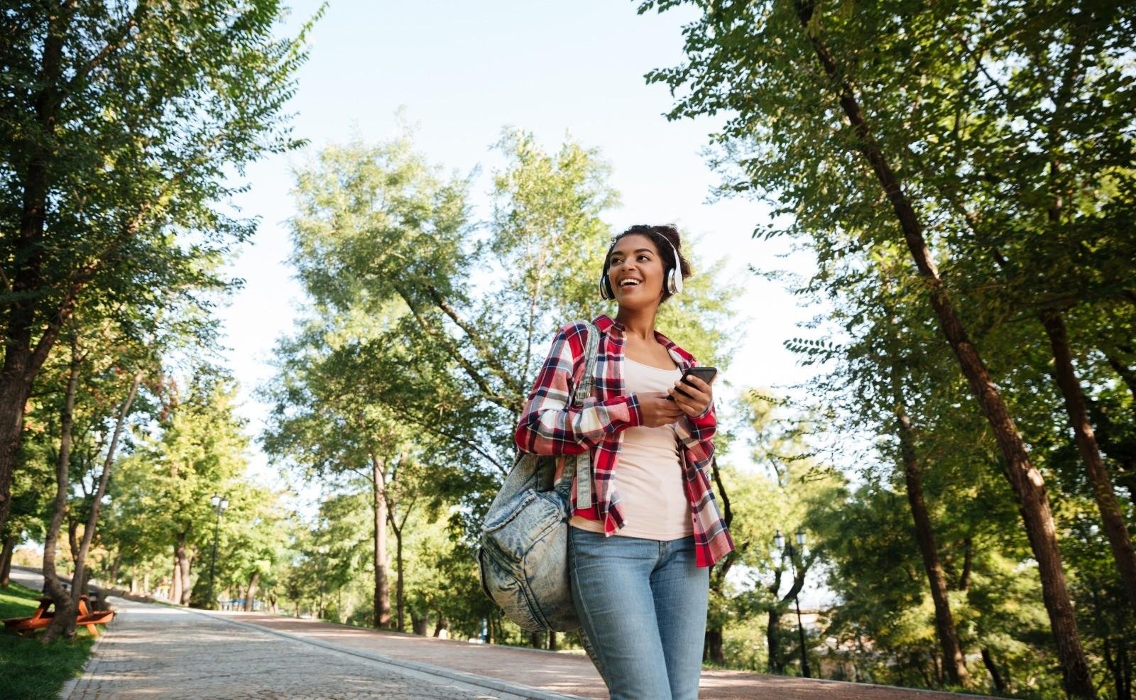 Por que andamos diferente quando estamos felizes? Agradeça à dopamina, revela estudo; entenda