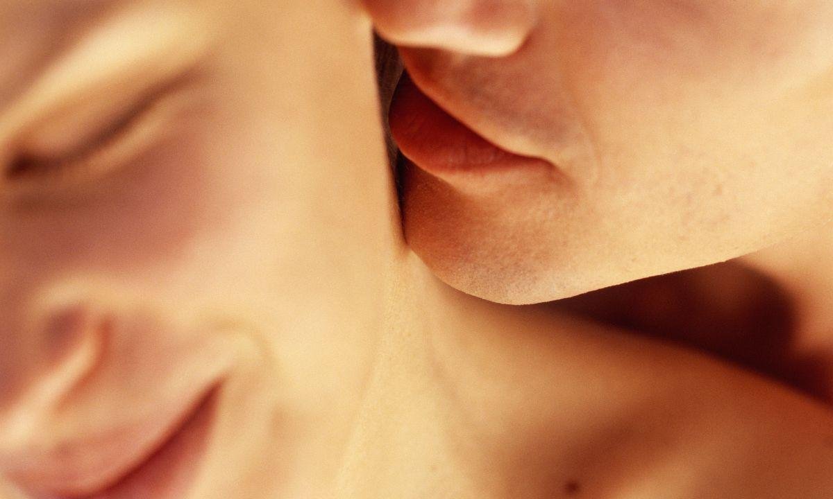 Anal, orgia e cuckold são os fetiches mais populares no Brasil