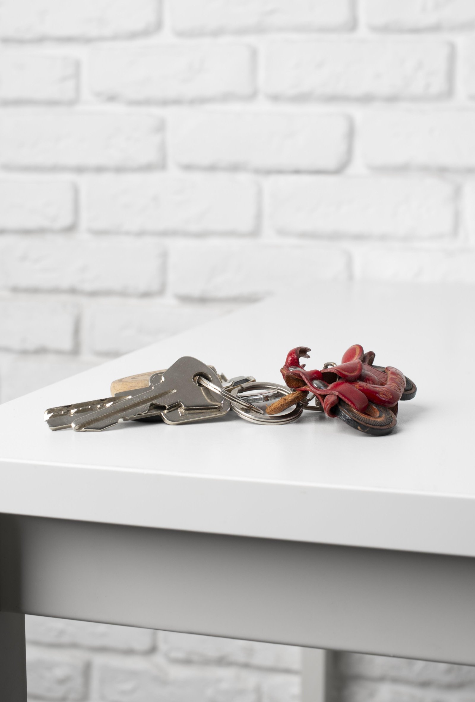 Especialistas em Feng Shui explicam por que você deve evitar a todo custo deixar suas chaves sobre a mesa