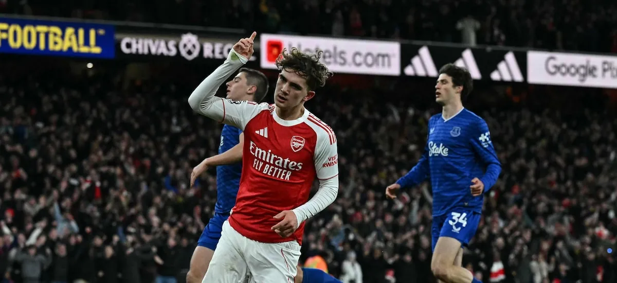 Arsenal bate Everton com gol de jovem de 16 anos e mantém vantagem na ponta do Inglês
