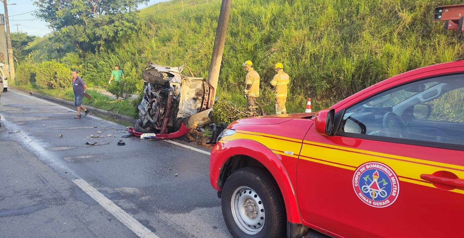 Jovem morre após carro bater em poste e pegar fogo na BR-381 | G1