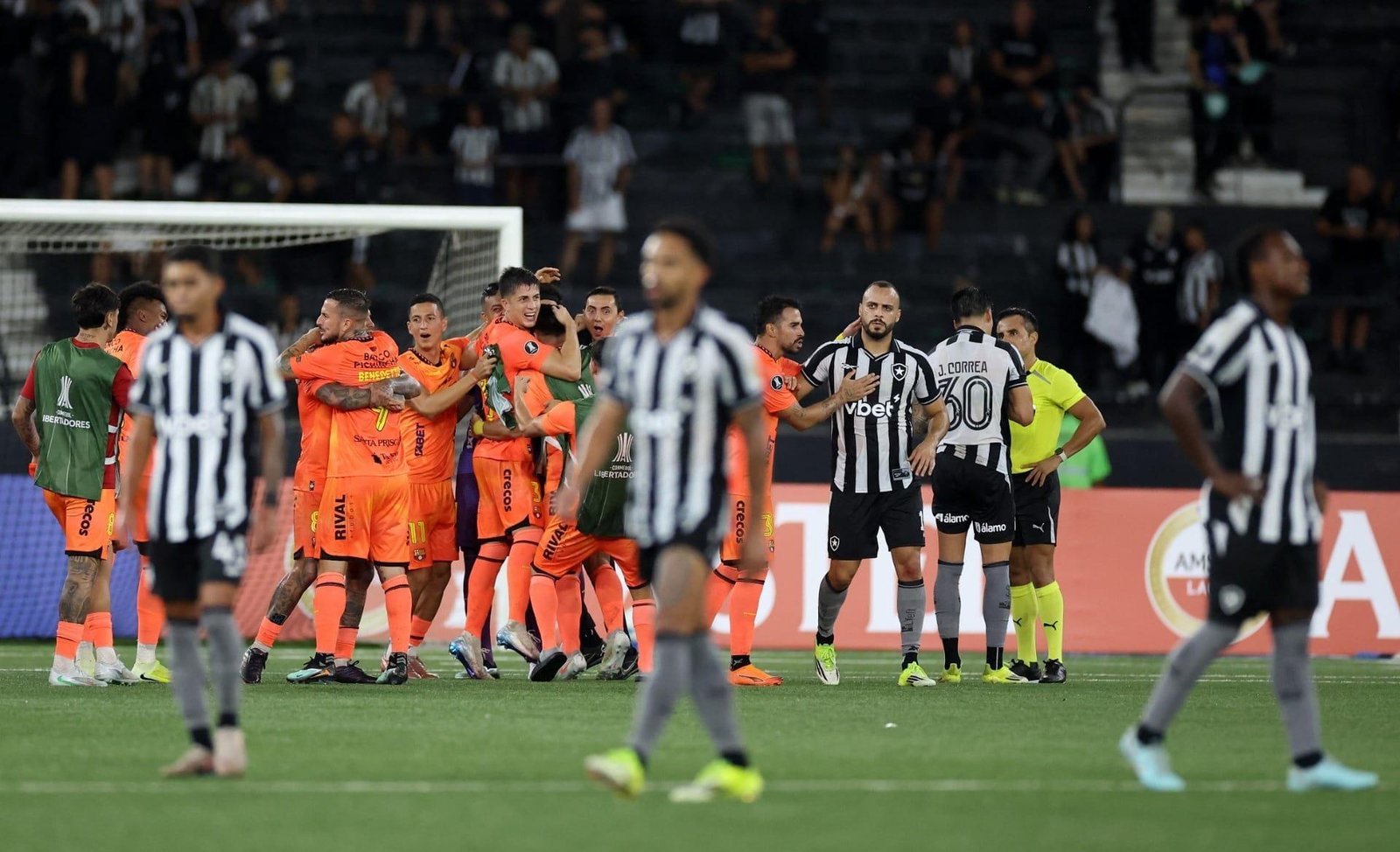 Auxiliar técnico do Botafogo lamenta queda na Libertadores: "Golpe duro"