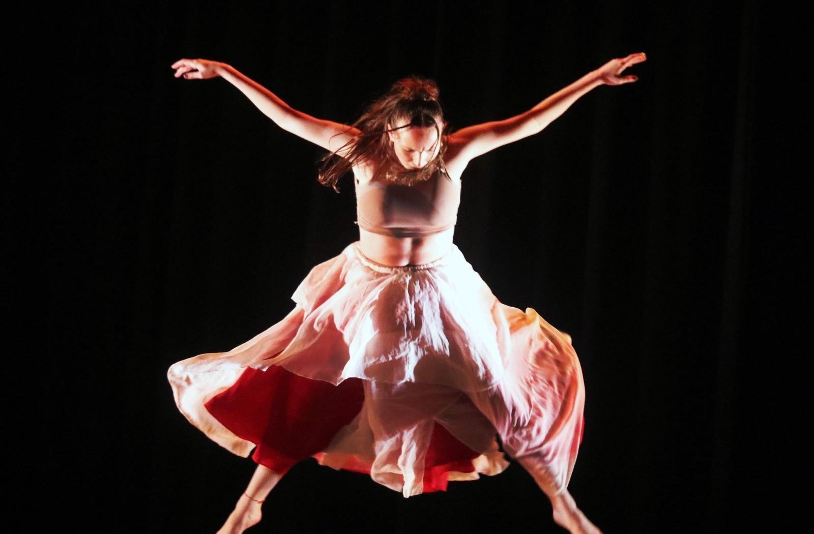 Bailarina de Ourinhos supera lesão no joelho e vira profissional | G1