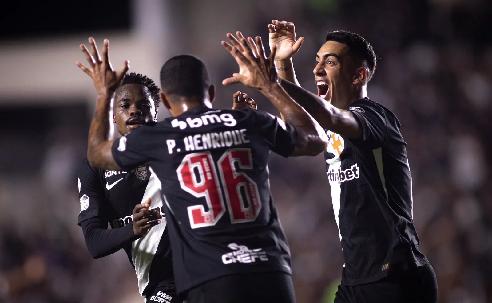 Expulsão e polêmicas da arbitragem dão contorno heroico à triunfo do Vasco sobre o Vitória na Copa do Brasil; análise