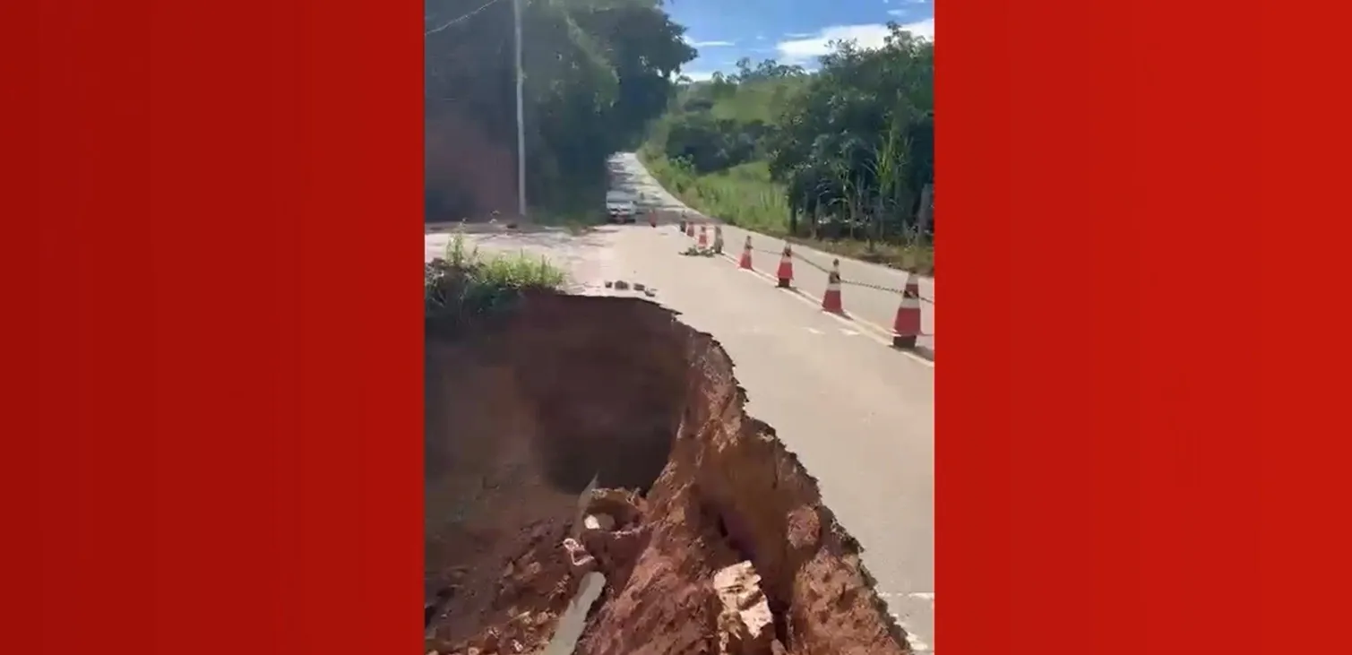 VÍDEO: Parte da BR-474, em Caratinga, desmorona | G1
