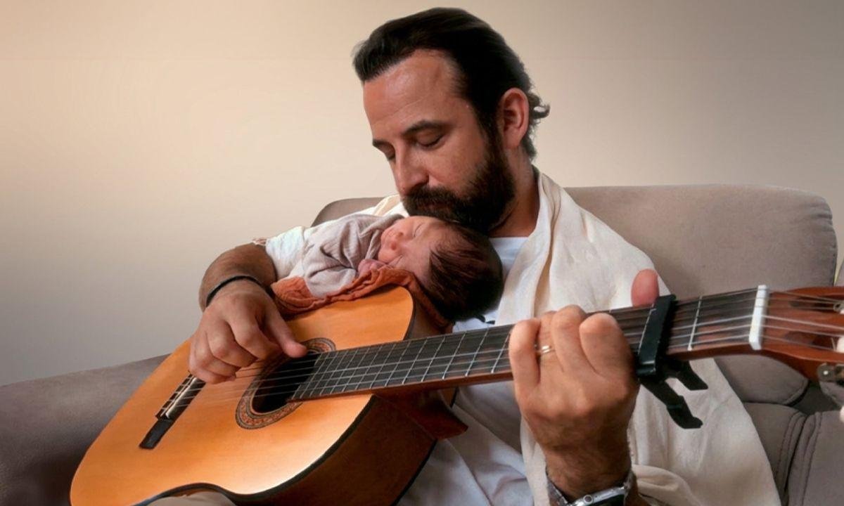 Pai faz canção para o filho, dizendo "Te amo" em mais de 500 idiomas