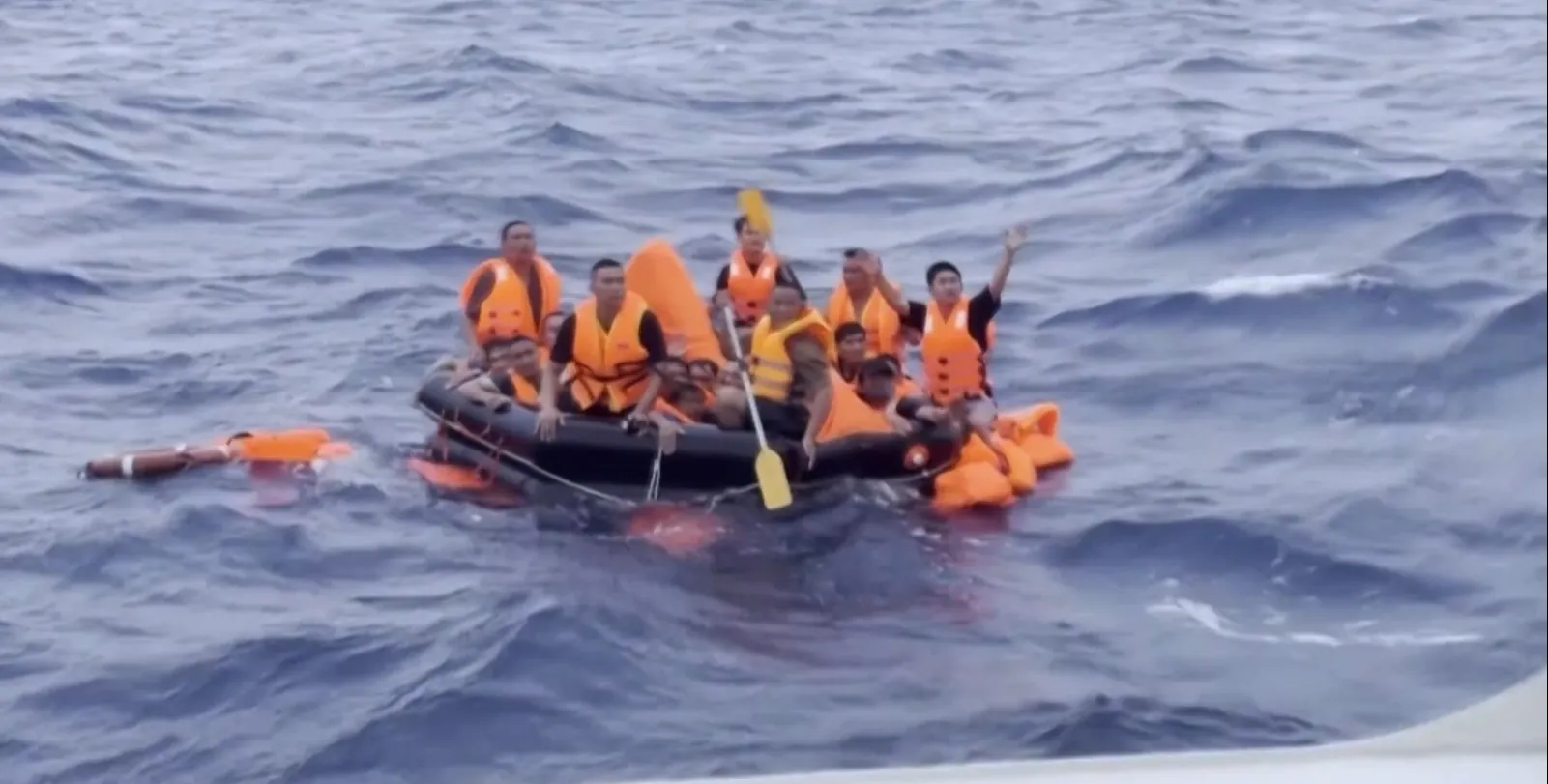 Navio vietnamita afunda no Mar do Sul da China, 17 pessoas seguem desaparecidas, e buscas continuam