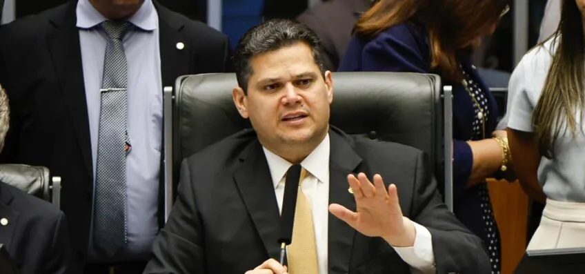 Saiba quem são os cotados para relatar a PEC 6 X 1 no Senado