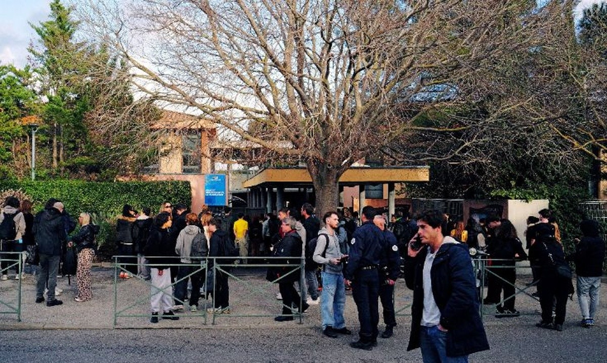Professora de 60 anos é esfaqueada em sala de aula por adolescente em escola no sul da França | G1