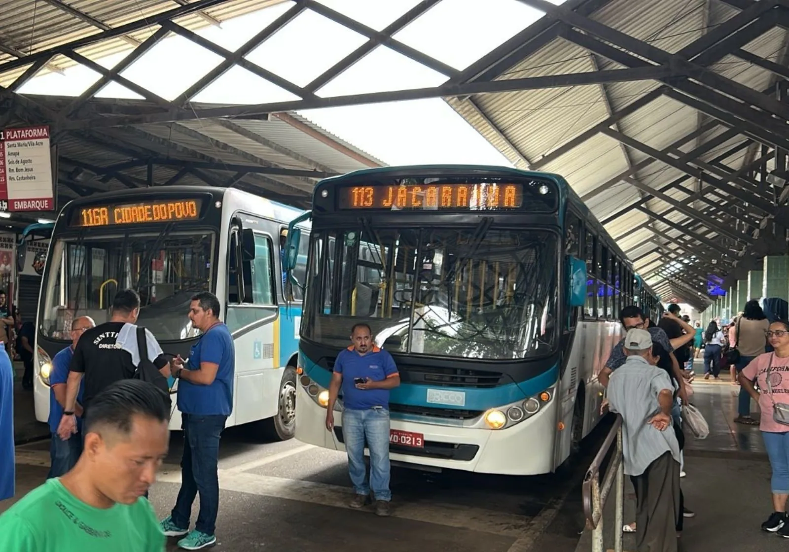 Motoristas de ônibus paralisam atividades e cobram salários atrasados | G1