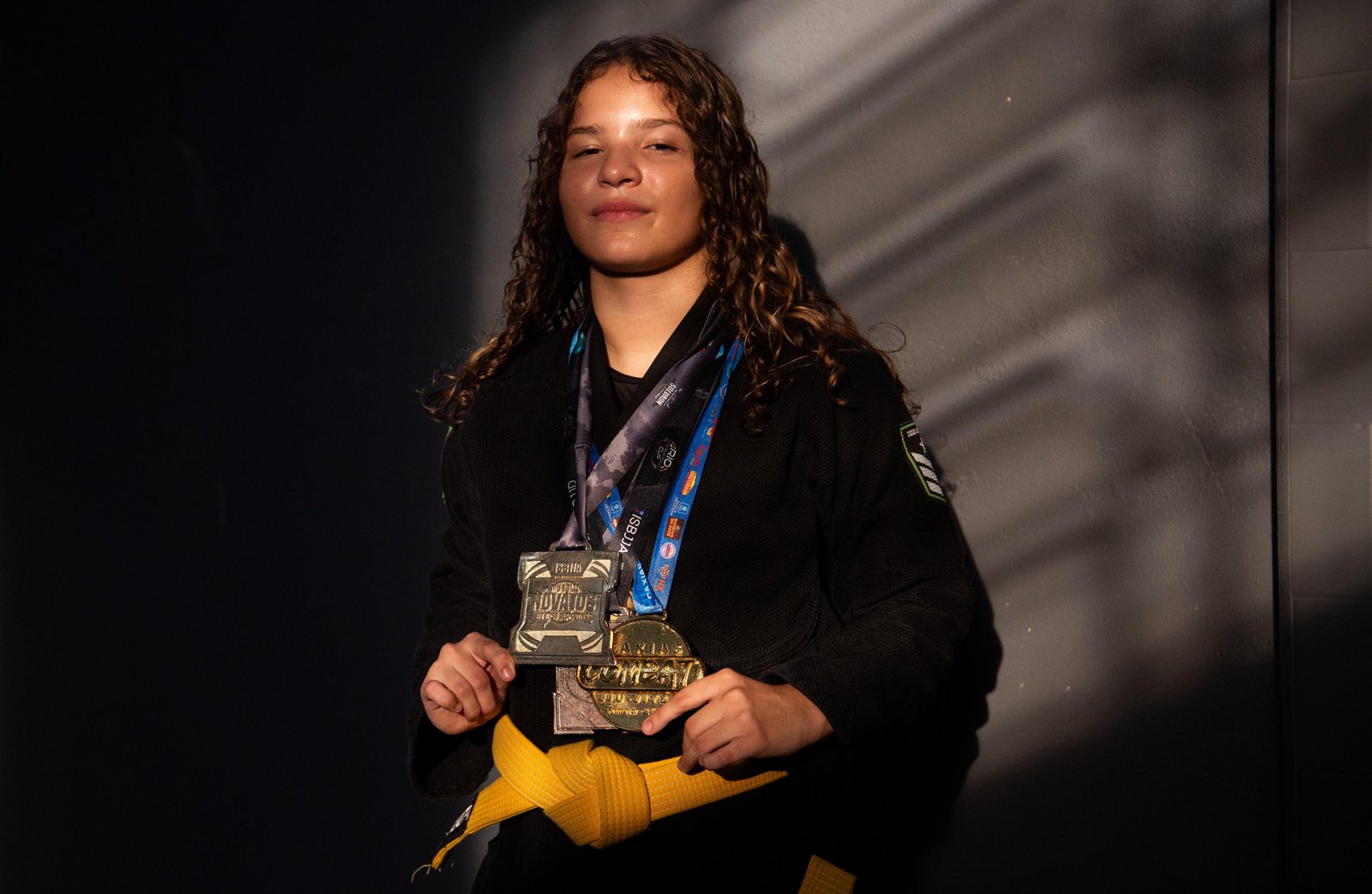 Jovem luta contra doença rara para seguir no jiu-jitsu e tenta retomar tratamento custeado pelo SUS