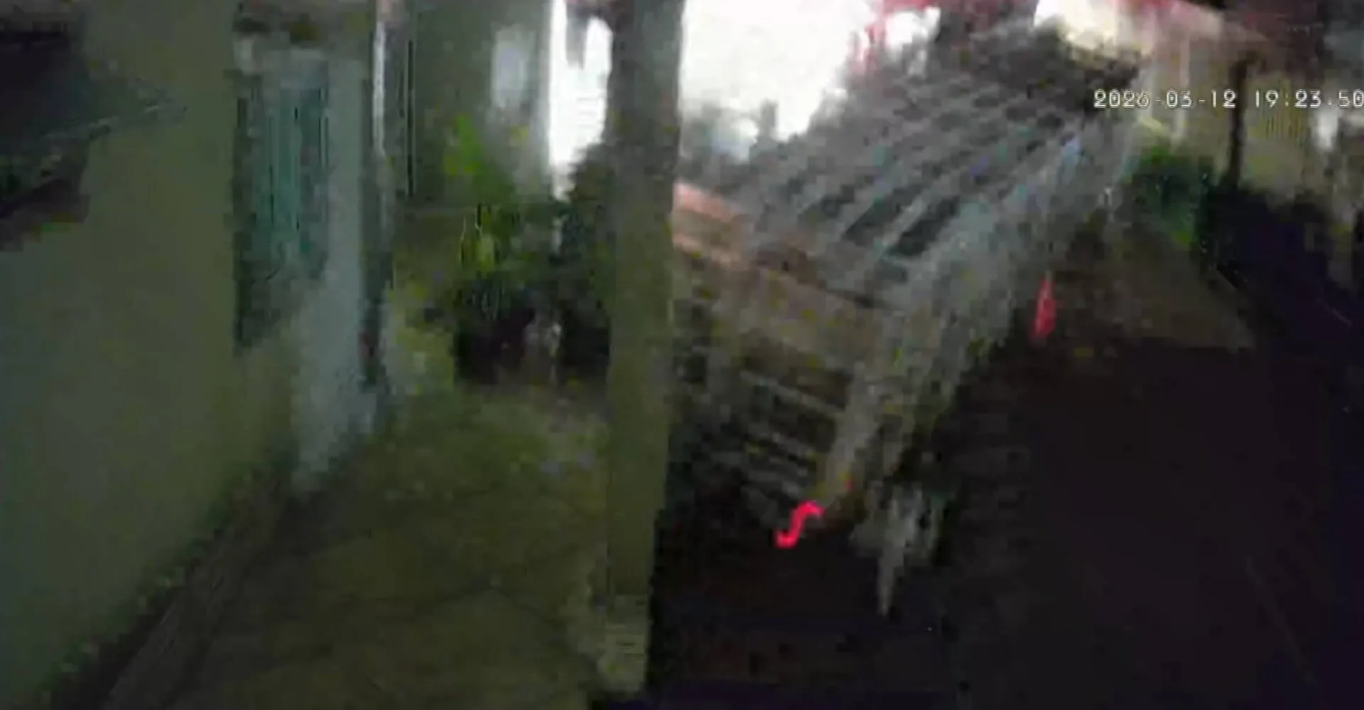 Guincheiro discute com PM e caminhão de gás atinge casa na Grande BH | G1