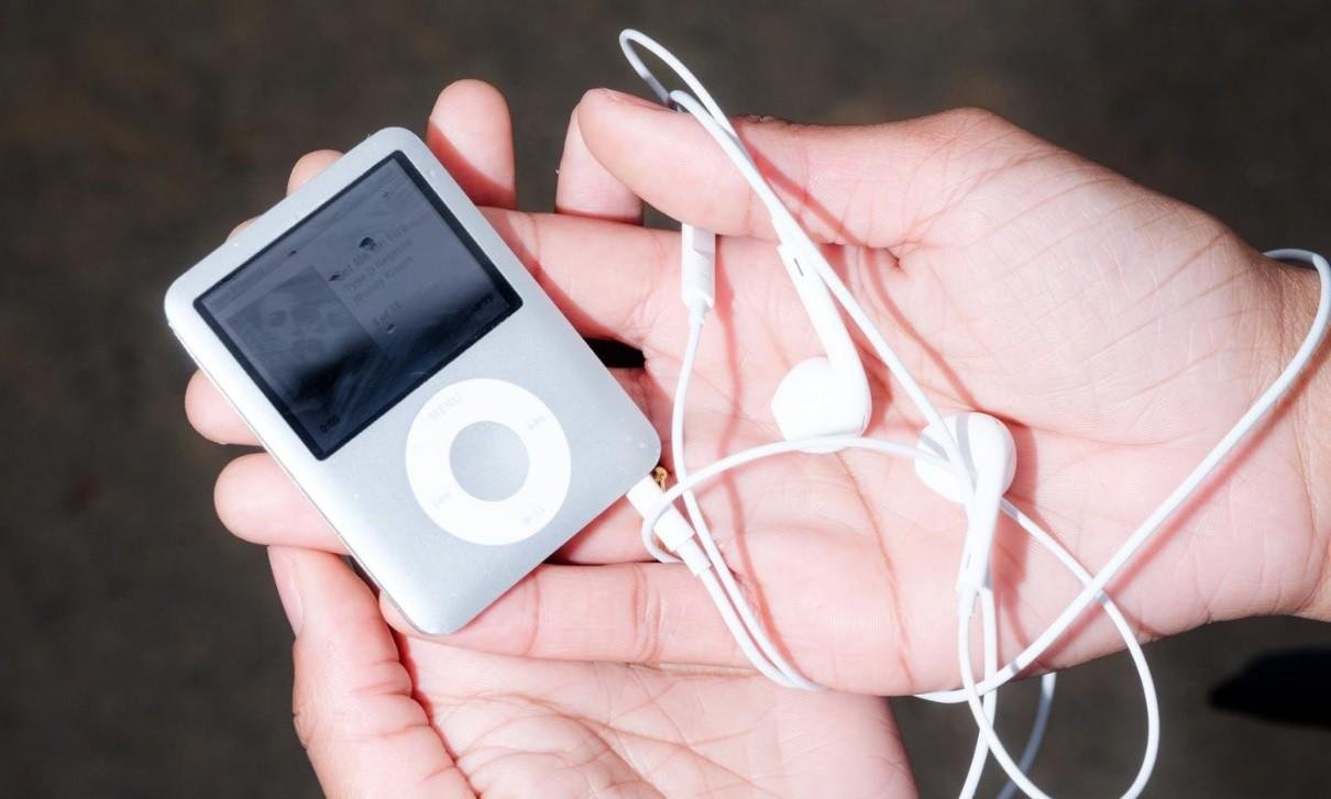 iPod está de volta: aparelho lançado há quase 25 anos encanta jovens amantes da música que querem se 'desconectar'