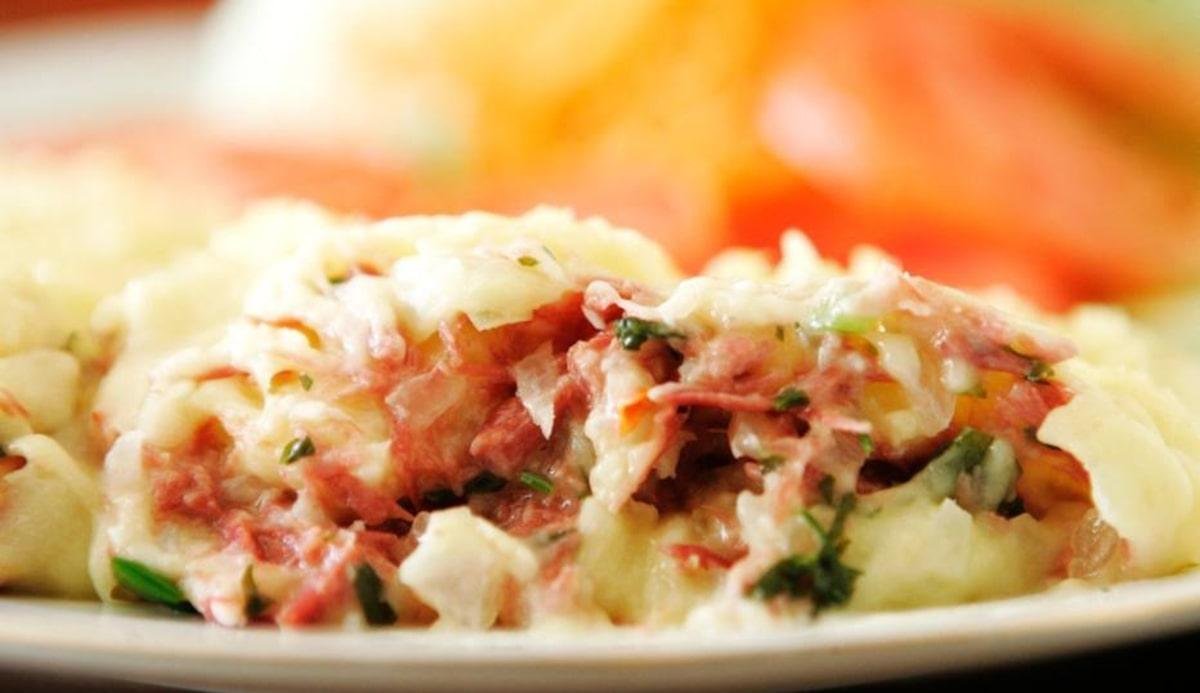 Receita simples e deliciosa de escondidinho de carne-seca
