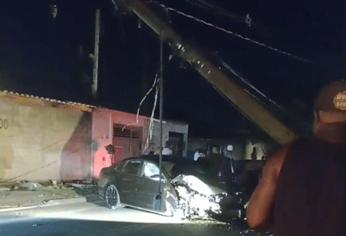 Carro bate em poste e deixa moradores sem energia em Campinas | G1