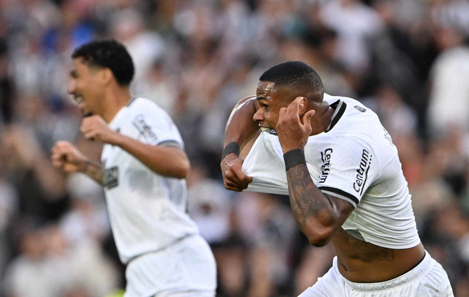 Botafogo avança na negociação pelo retorno de Júnior Santos, do Atlético-MG