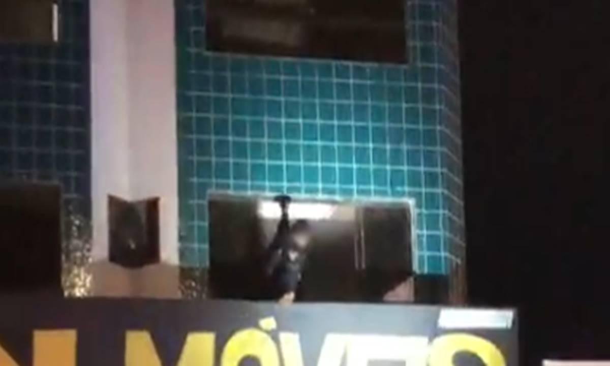 Suspeito de estupro tenta fugir pelo telhado, mas é preso pela PM