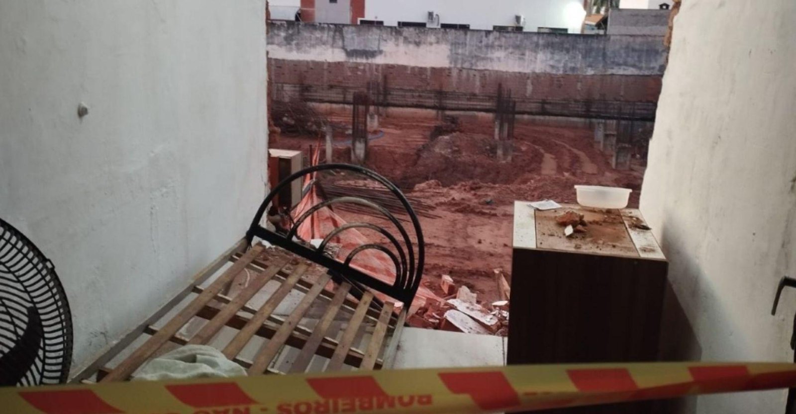 Muro de casa onde moram 10 pessoas desaba em Rio Preto | G1