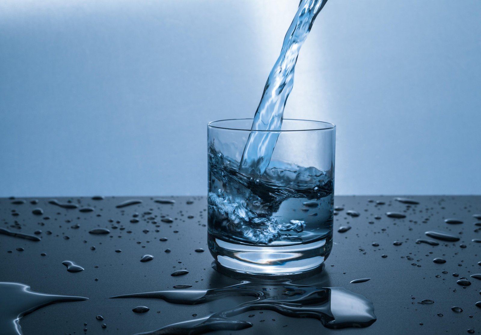 Copo d’água na cabeceira: hábito comum pode prejudicar o sono; entenda