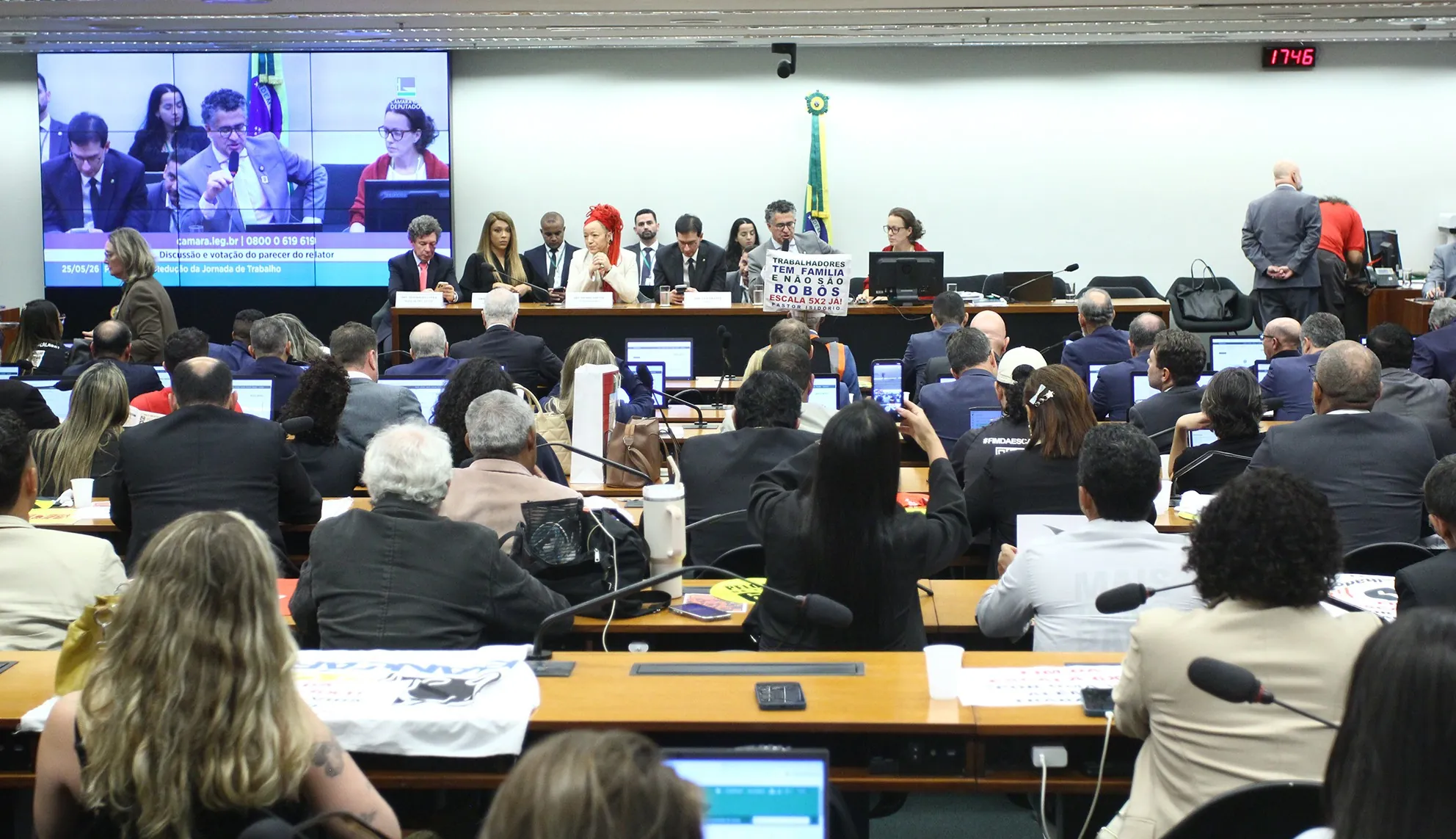 Fim da escala 6x1: pedido de vista adia votação de PEC que prevê redução de jornada para 40 horas