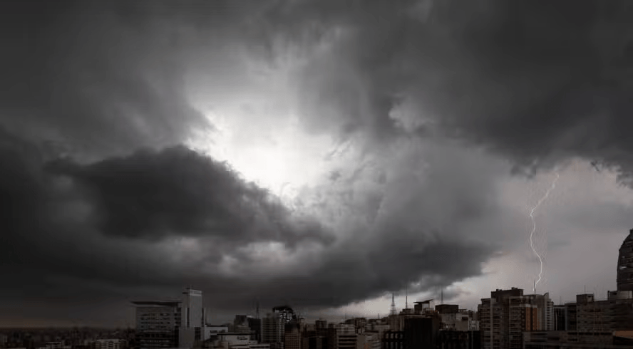 Defesa Civil de SP mantém alerta de tempestade devido a ciclone no Sul