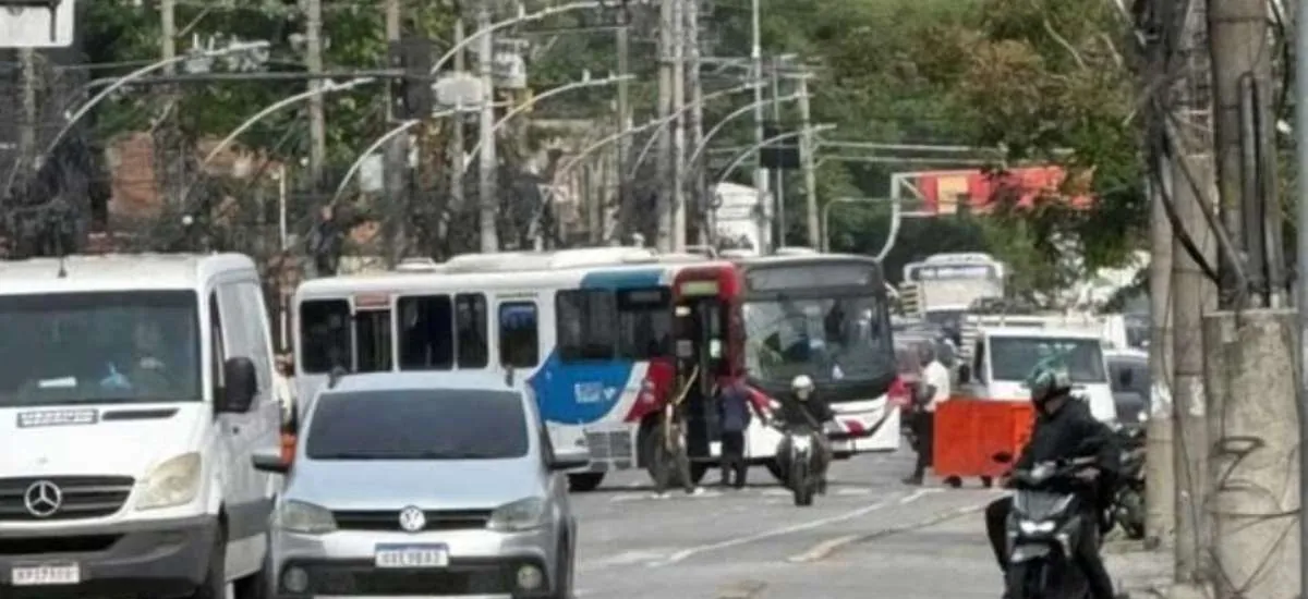 Grupo armado usa ônibus como barricadas na zona norte do Rio