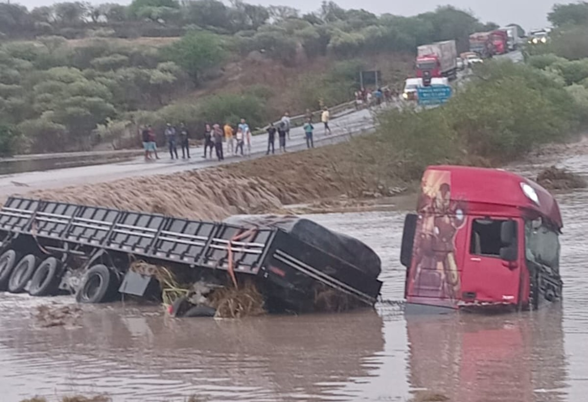 Motorista de carreta arrastada por água ficou em cima de cabine | G1