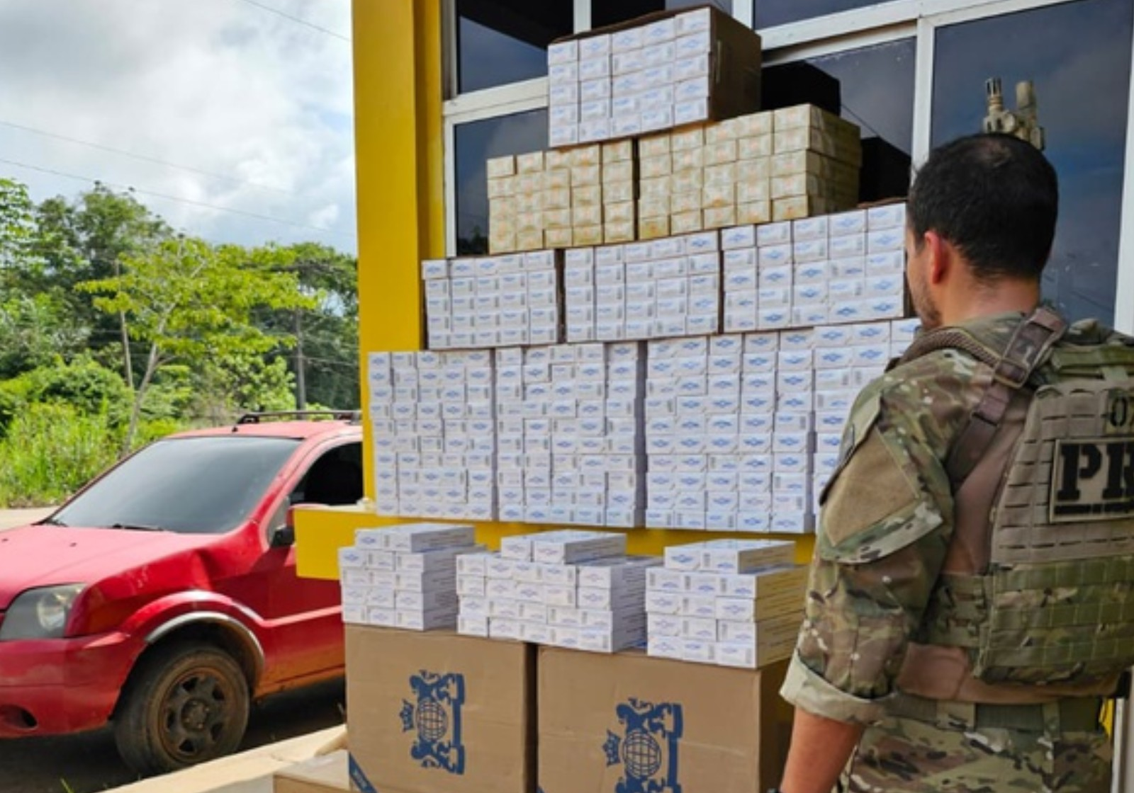 Três ações na BR-364 terminam com 12 mil maços de cigarros apreendidos | G1