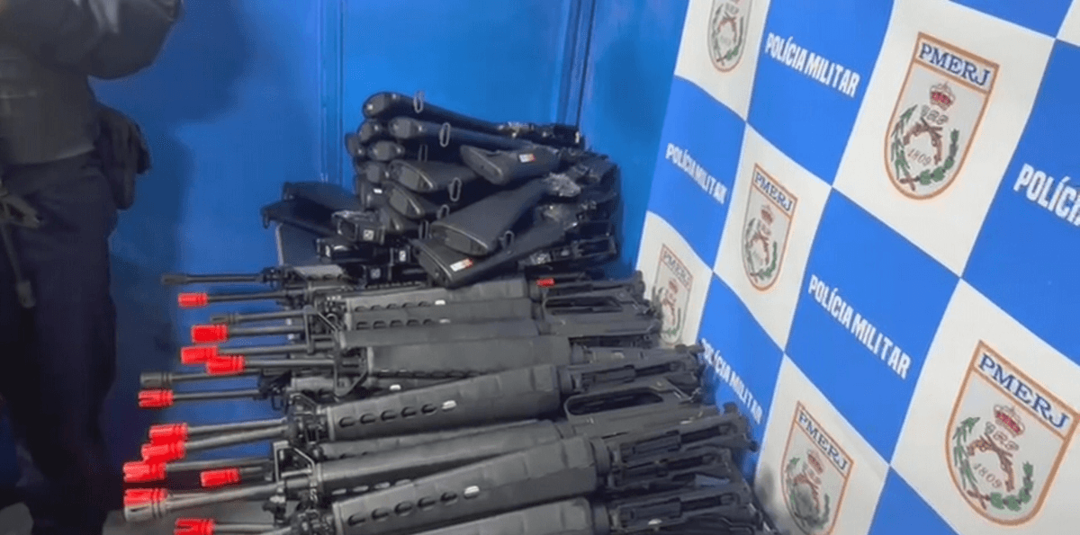 Polícia do Rio apreende réplicas de fuzis e remédios falsificados em ônibus
