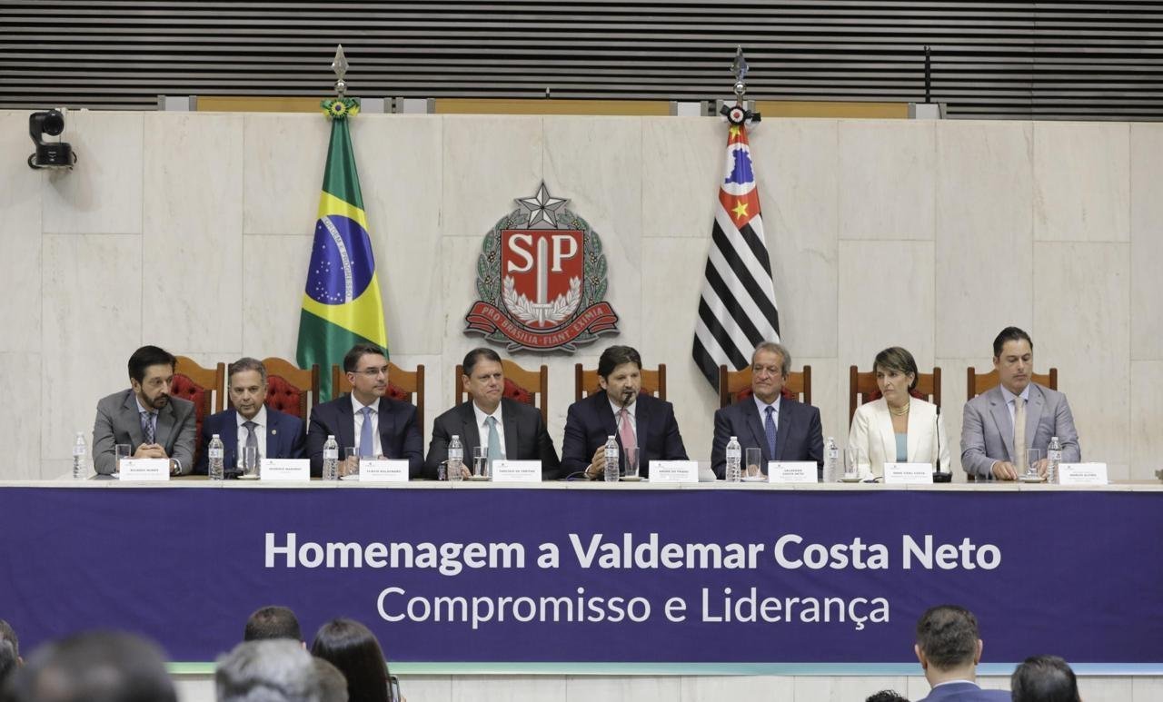Homenagem a Valdemar na Alesp vira ato de pré-campanha de Flávio Bolsonaro