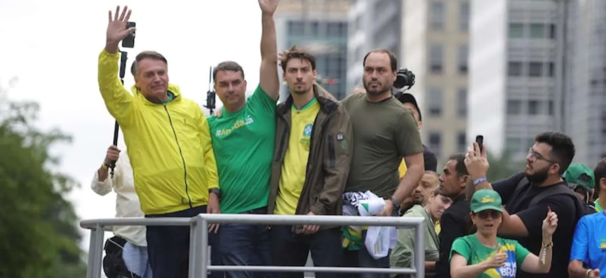Moraes autoriza Bolsonaro a receber novamente visitas dos filhos Carlos e Renan; Flávio segue vetado