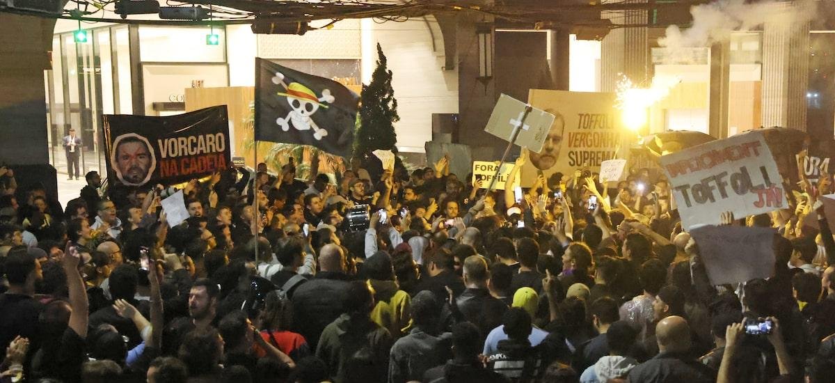 Protesto em frente à sede do Master convocado pelo MBL pede afastamento de Toffoli do caso