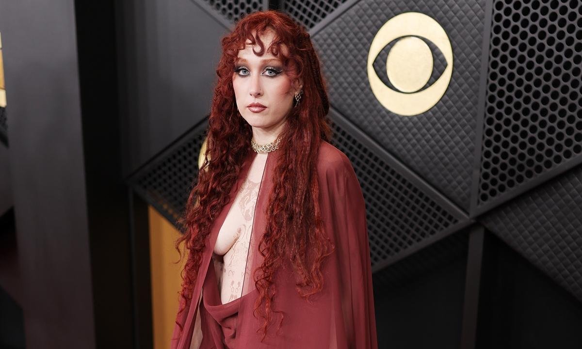Looks do Grammy 2026 destacam ousadia e maximalismo como tendência