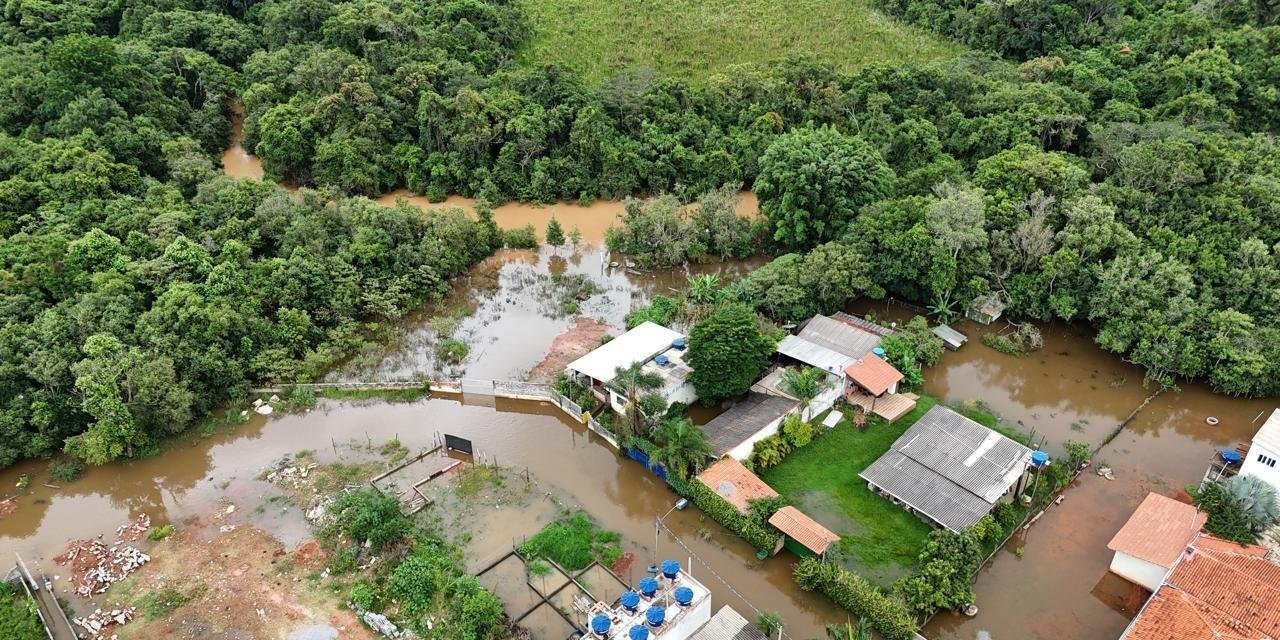 Rio transborda após chuva forte e alaga casas em Bom Jesus dos Perdões | G1