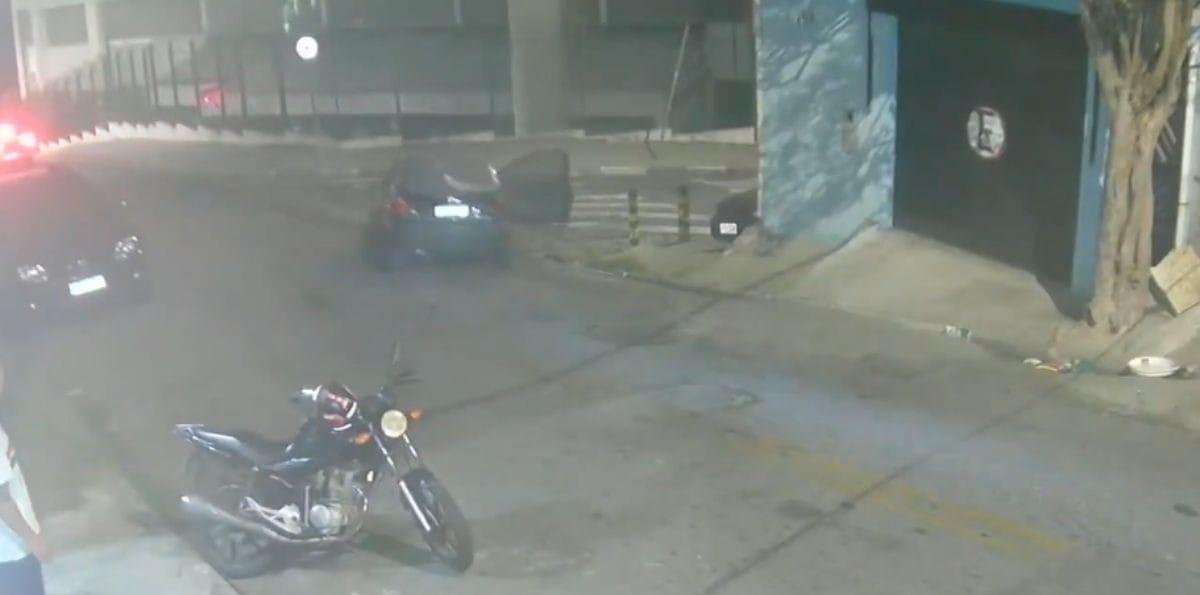 Mulher se joga de carro em movimento para fugir de ex-companheiro