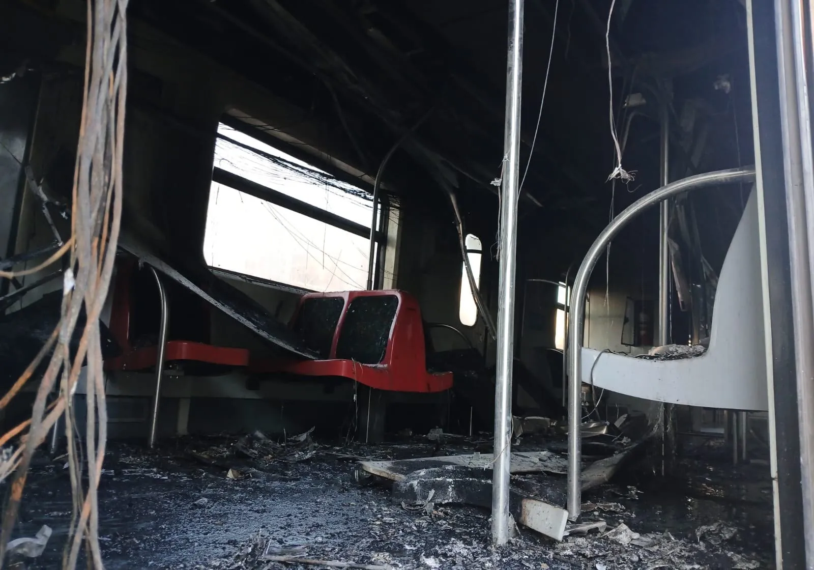 FOTOS: Veja como ficou por dentro o trem após explosão e incêndio na Linha 12-Safira da Trivia Trens