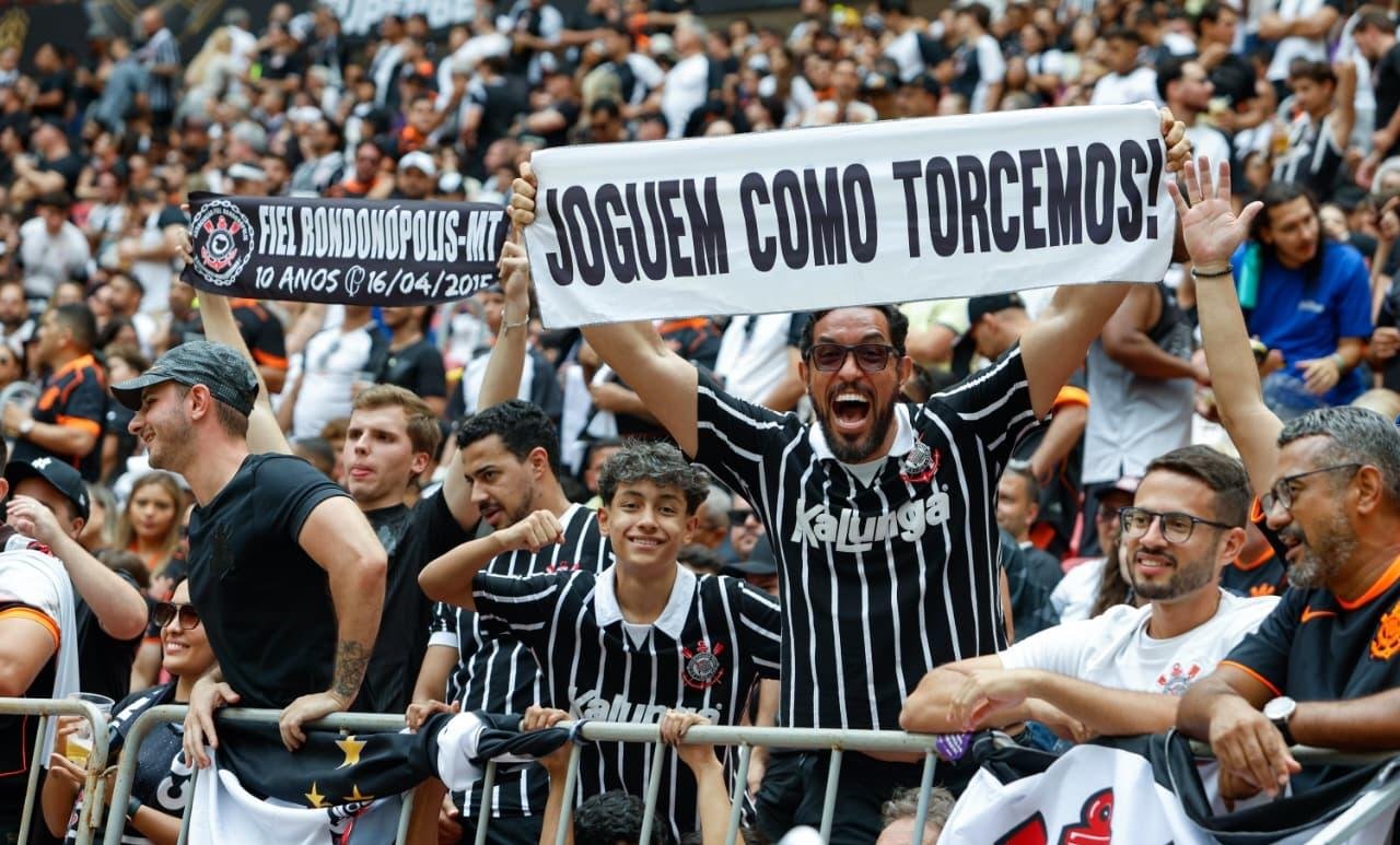 Supercopa: torcidas de Flamengo e Corinthians deram show de civilidade no DF e espetáculo não teve ocorrências