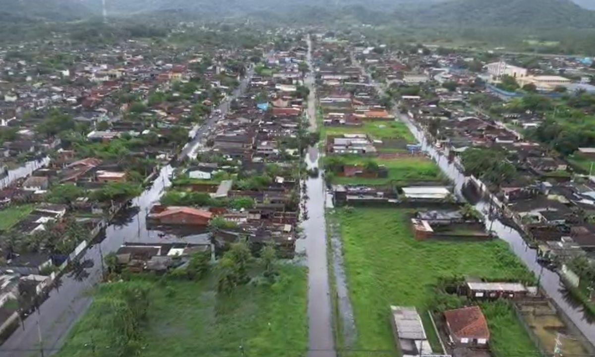 Maior chuva em 10 anos: temporal deixa desalojados e ruas de submersas | G1