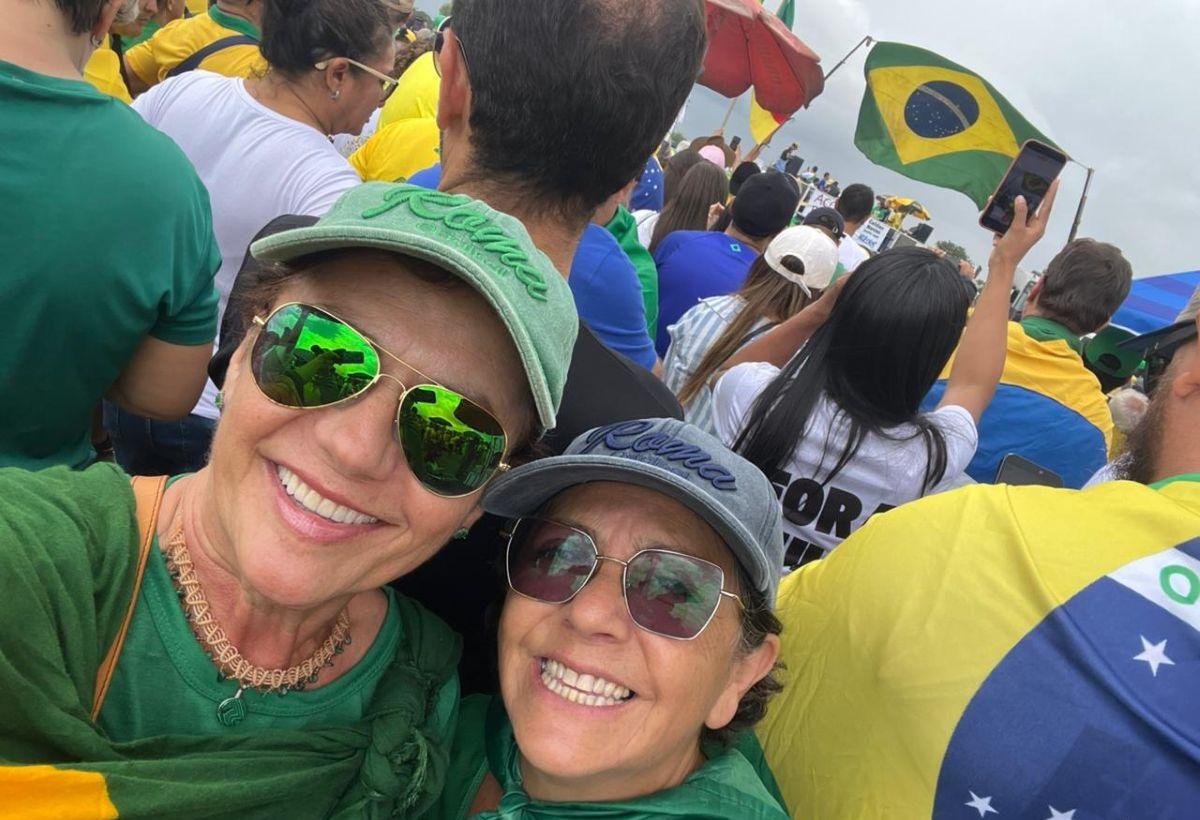 Mulher que foi parar na UTI após raio em ato de Nikolas tem alta