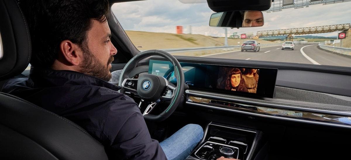 BMW recua e limita funções de condução autônoma no Série 7; veja o que muda