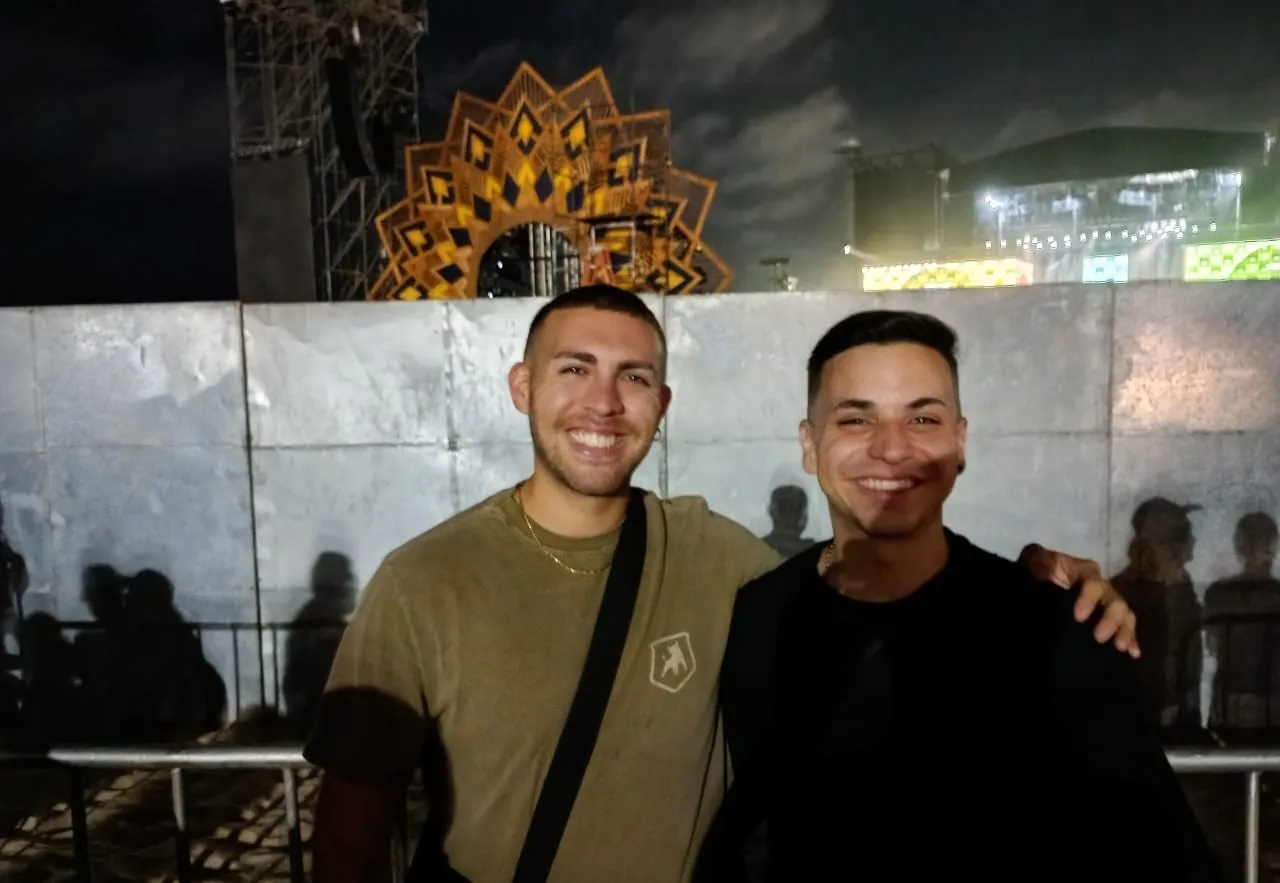 Caravanas de latinos 'invadem' Copacabana para show de Shakira: 'O câmbio está ótimo para nós'