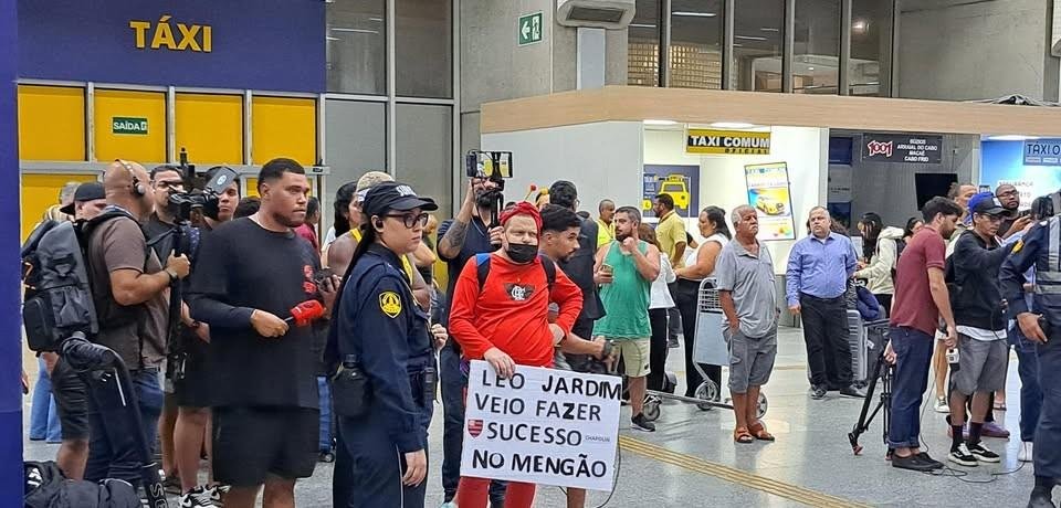 Leonardo Jardim desembarca no Rio de Janeiro e 'dribla' torcedores antes de assinar com o Flamengo