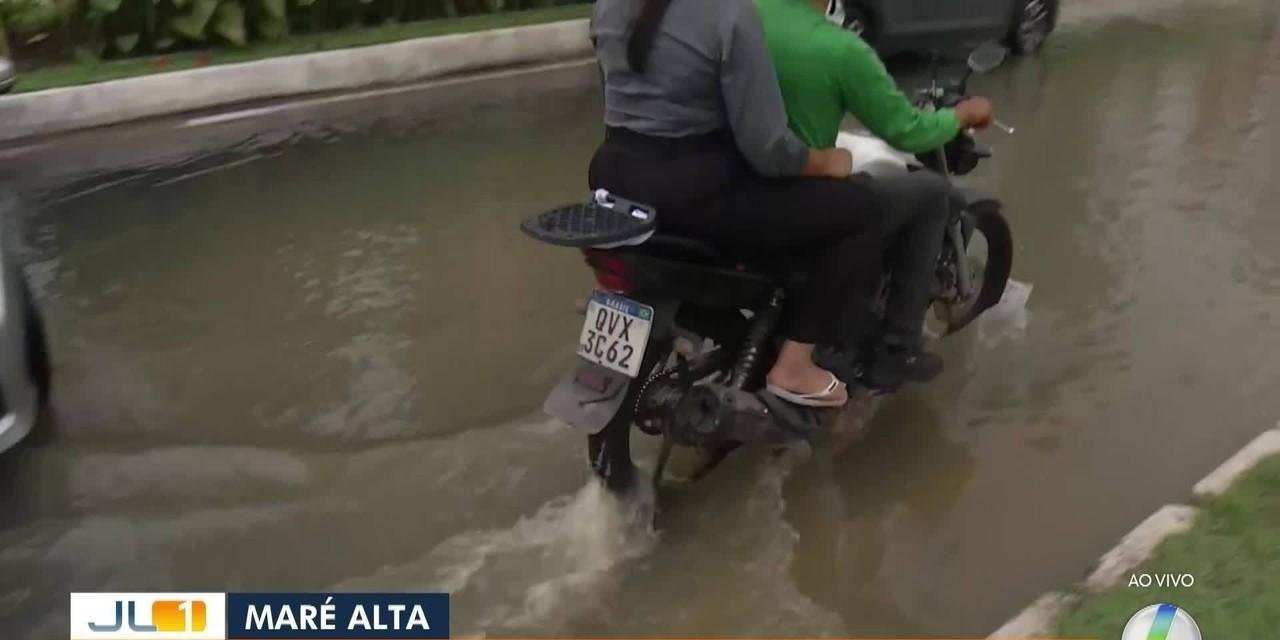 Doca de Souza Franco fica alagada após chuva forte e maré alta | G1
