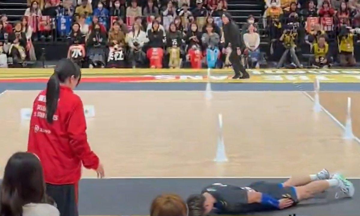 Vôlei: atleta acerta juíza e viraliza ao deslizar para pedir desculpas