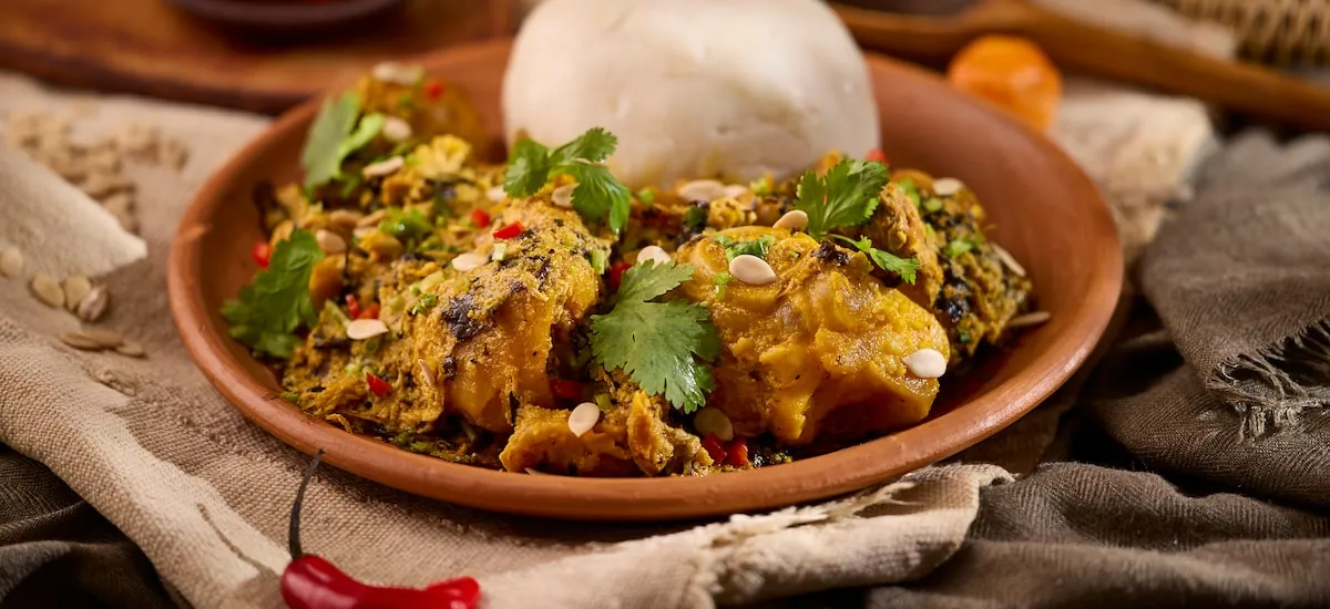 Egusi Soup, o ensopado nigeriano com carnes bovina, de frango, bucho e azeite de dendê