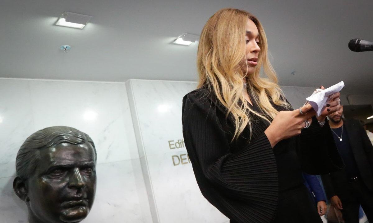 Erika Hilton aciona Justiça contra o Discord após morte do cão Orelha