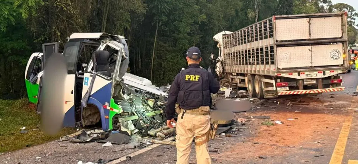 Acidente no Paraná deixa 23 mortos após caminhão invadir pista e bater em micro-ônibus