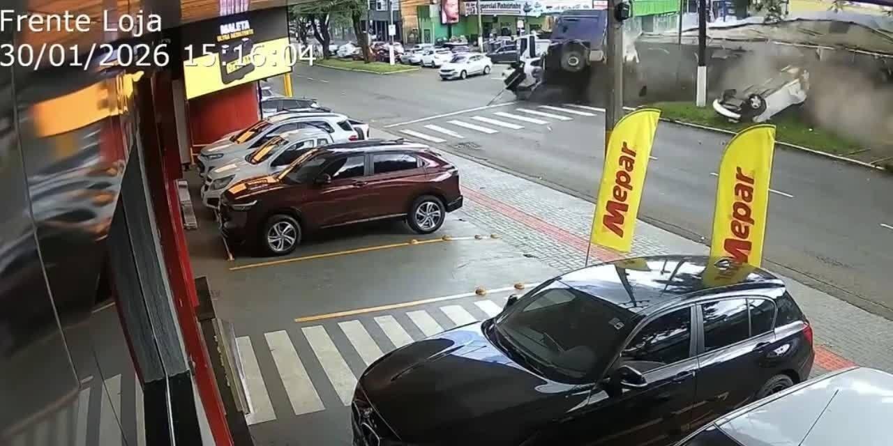 VÍDEO: novo ângulo mostra momento em que carreta desgovernado tomba | G1